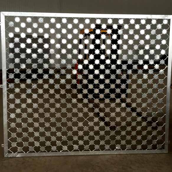 梅花刺隔離網(wǎng) 螺旋式刀片刺網(wǎng)工程案例圖片1 梅花刺隔離網(wǎng) 螺旋式刀片刺網(wǎng)工程案例圖片1