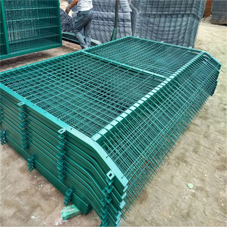 鐵路線路防護柵欄金屬網(wǎng)片圖片1 鐵路線路防護柵欄金屬網(wǎng)片圖片1