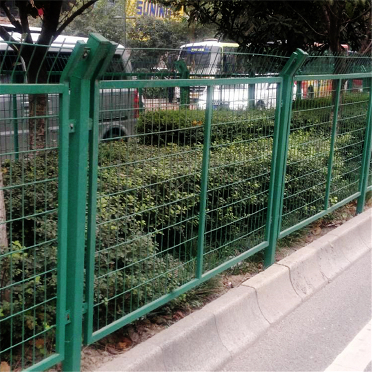 浸塑公路護(hù)欄網(wǎng)圖片3 浸塑公路護(hù)欄網(wǎng)圖片3