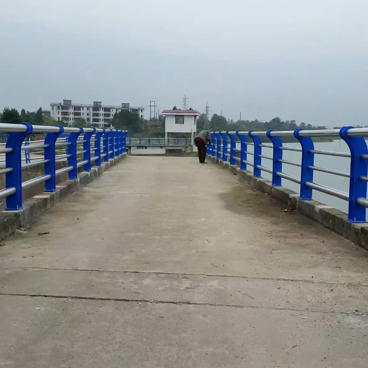 ?橋梁防撞隔離護(hù)欄圖片1 ?橋梁防撞隔離護(hù)欄圖片1