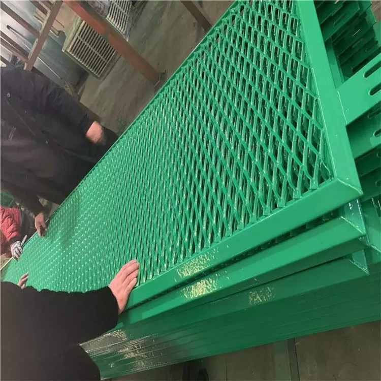 圍山鐵絲護(hù)欄網(wǎng)圖片4 圍山鐵絲護(hù)欄網(wǎng)圖片4